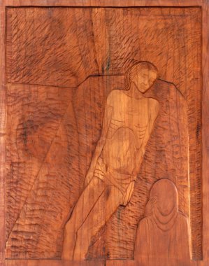 Çarmıhın 14. İstasyonları, İsa mezara kondu ve tütsüyle kaplandı. Galdovo, Sisak, Hırvatistan 'daki Aziz Joseph Radnik Kilisesi.