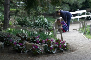 Aile, genç kızlarıyla birlikte Hırvatistan 'ın Zagreb kentindeki Botanik Bahçesinde bahar gününün keyfini çıkarıyor