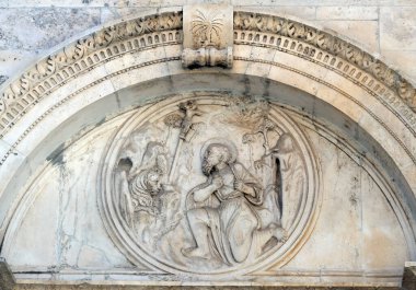 Aziz Jerome, Hırvatistan 'ın Sibenik kentindeki Aziz James Katedrali' nin kapısında rahatlama