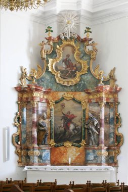 Hırvatistan 'ın Klostar İvaniç kentinde Bakire Meryem' in Varsayımı Kilisesi 'nde Aziz George sunağı