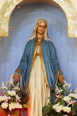 Leydim, Hırvatistan 'ın Odra Sisacka kentindeki Aziz Anthony kilisesine heykel dikin.