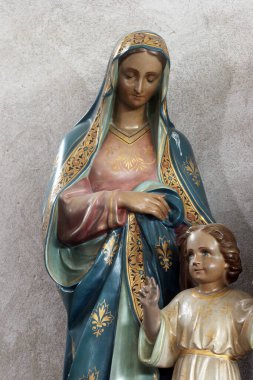 Çocuk İsa 'yla Bakire Meryem, Hırvatistan' ın Slavonski Brod kentindeki Kutsal Aile Kilisesinde heykel