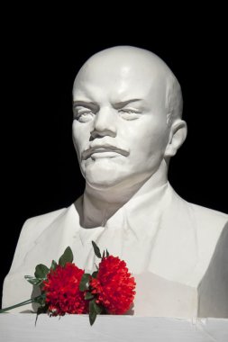 Siyah bir zemin üzerine Lenin büstü