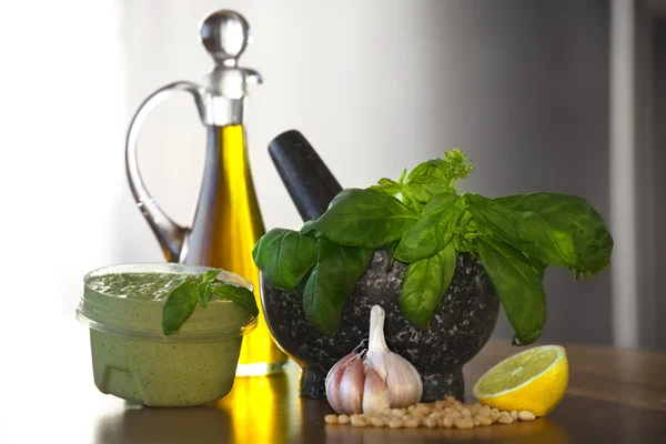 Molho pesto de manjericão e ingrediente fresco — Fotografia de Stock