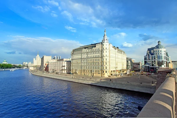 Moscú. Vista del río, terraplén de Raushskaya, Baltschug Kempinsk —  Fotos de Stock