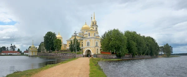 Monasterio Nilov en Stolobny isla en el lago Seliger. Rusia —  Fotos de Stock