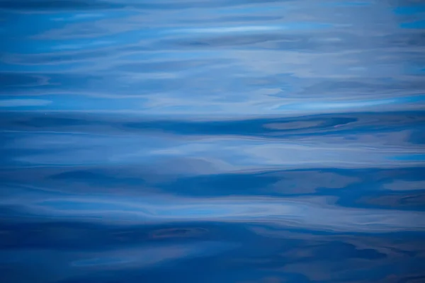 Einen ruhigen Wasserhintergrund. Abstraktion zur Entspannung — Stockfoto