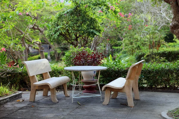 Sten bänkar och bord i botaniska trädgården — Stockfoto