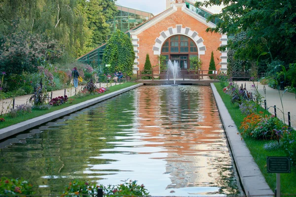 Botanická zahrada s jezírkem v časném podzimu. Moskva — Stock fotografie