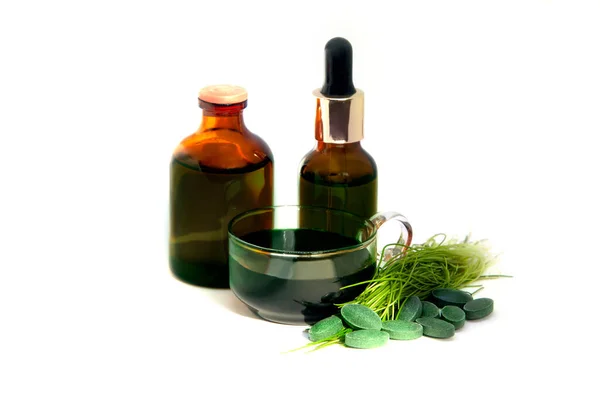 Zielony Chlorofil Filiżance Tabletki Skoncentrowany Roztwór Butelkach Zdrowy Napój Odtruwający — Zdjęcie stockowe