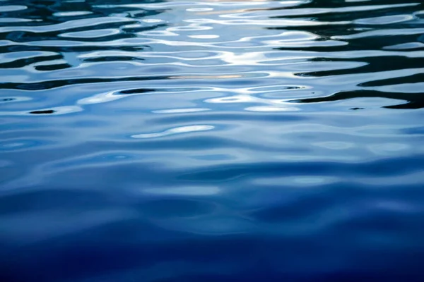 Μπλε Κυματιστή Επιφάνεια Νερού Αφηρημένη Γαλάζια Θάλασσα Για Φόντο — Φωτογραφία Αρχείου