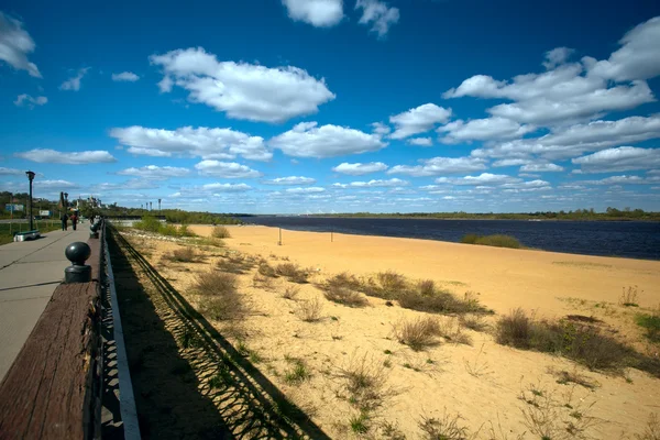 Letní panoráma s písečné pobřeží řeky — Stock fotografie