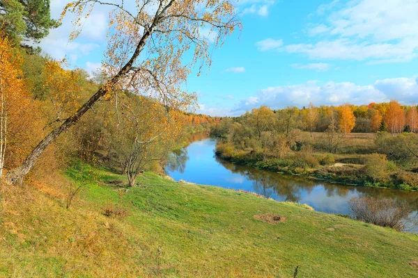 Piękny jesienny krajobraz z rzeką — Zdjęcie stockowe