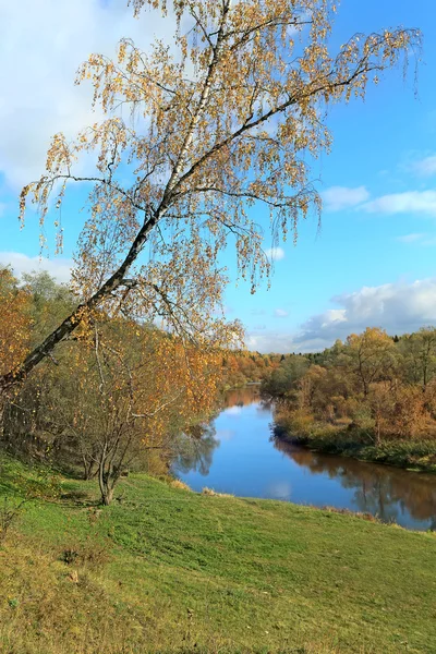 Bela paisagem de outono com rio — Fotografia de Stock