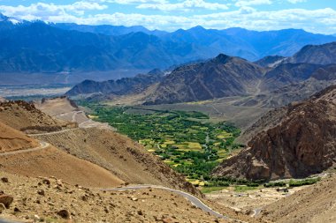 Dağ manzarası ile Köyü Vadisi'nde. Himalayalar