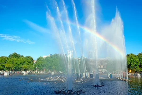 Szökőkút és a Gorkij park szivárvány. Moszkva. Oroszország — Stock Fotó