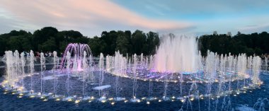 alacakaranlıkta renkli Aydınlatmaları ile çeşme