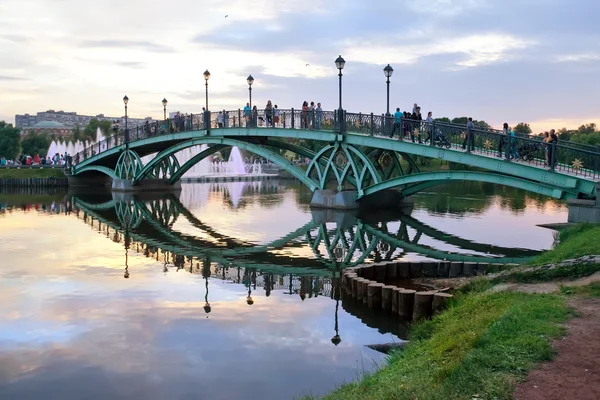 Романтичний міст через ставок у парку. Москва. — стокове фото