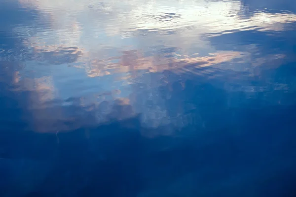 Wasseroberfläche. Abstraktion zur Entspannung — Stockfoto