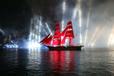 beyaz geceler Festivali sırasında kutlama kırmızı yelken göster