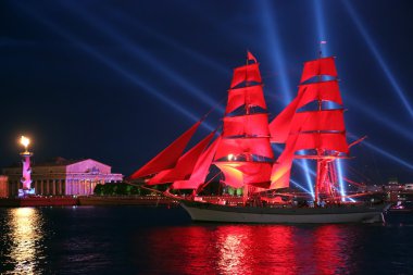 beyaz geceler Festivali sırasında kutlama kırmızı yelken göster