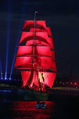 beyaz geceler Festivali sırasında kutlama kırmızı yelken göster