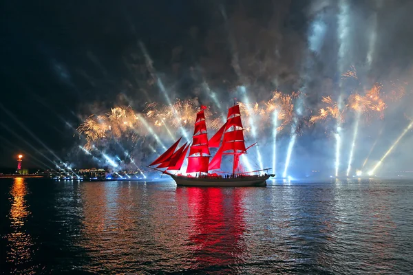 Beyaz geceler Festivali sırasında kutlama kırmızı yelken göster — Stok fotoğraf