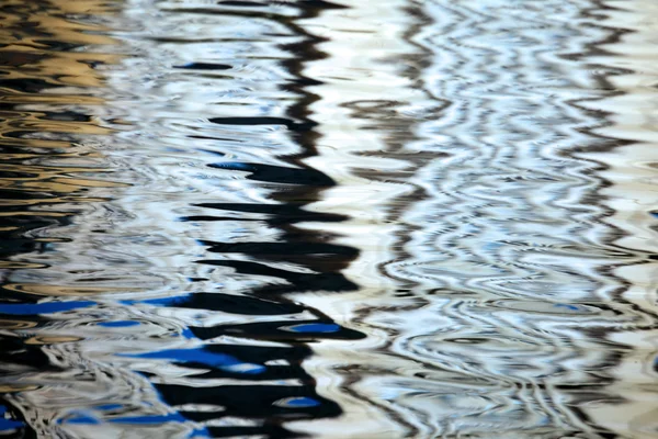 Abstraktion auf der Wasseroberfläche. — Stockfoto