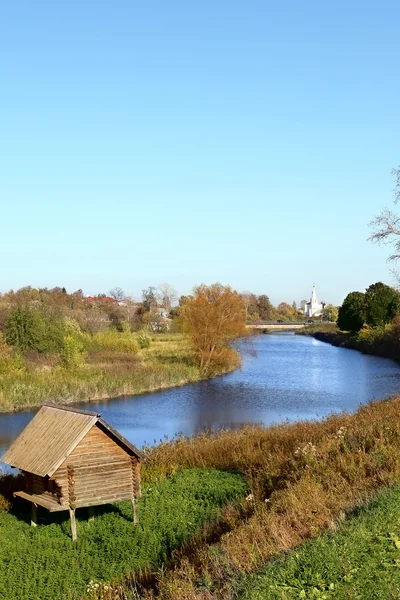 Paisagem russa com rio Kamenka, alojamento para pássaros e Igreja — Fotografia de Stock