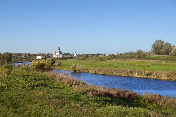 Krajobraz z rzeką Kamenka i kościół. Rosja — Zdjęcie stockowe