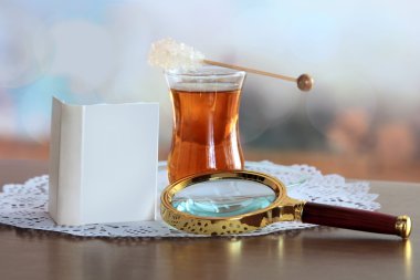 Mini kitap ve Büyüteç camı masada