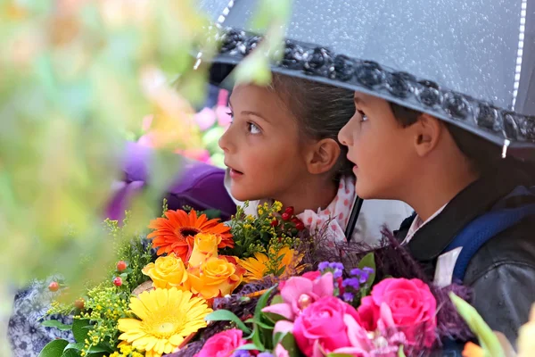 Primeira Menina Graduada Menino Sob Guarda Chuva Primeiro Dia Treinamento — Fotografia de Stock