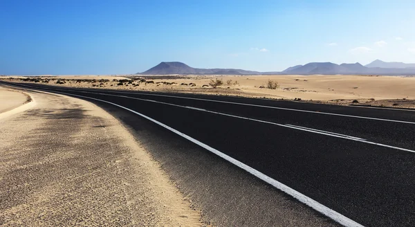 穿过沙漠路 — 图库照片