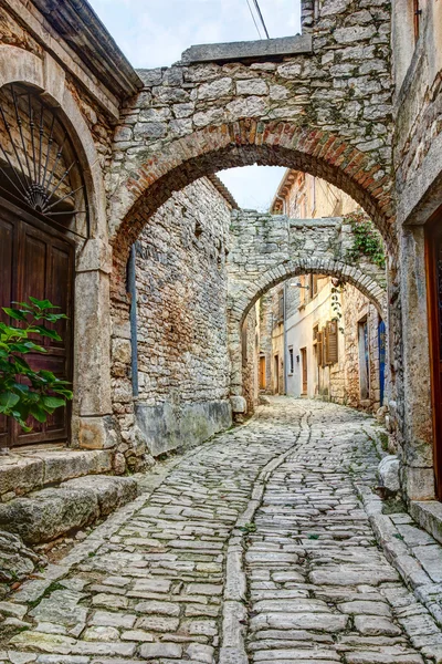 Rua típica em Bale ou Valle, na Croácia Imagem De Stock