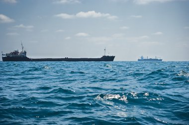 Mavnalar deniz demir attı. Bağlantı noktası Ashdod. İsrail