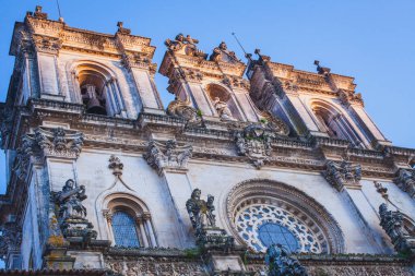 Alcobasa 'daki antik gotik Portekiz manastırı günbatımında