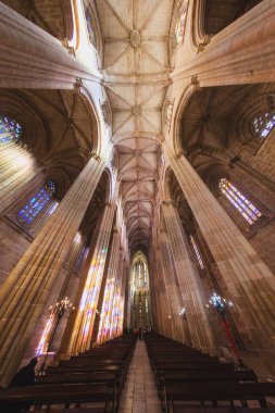 Eski bir gotik Portekiz manastırının salonunda.
