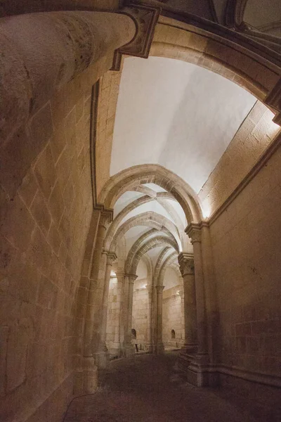 Geceleyin antik bir Portekiz manastırının koridorunda