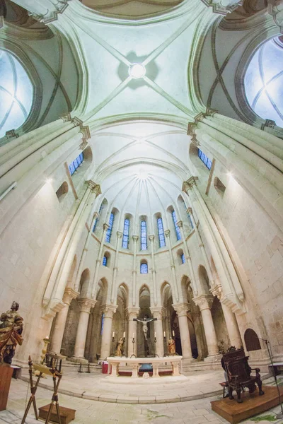 Geceleri antik bir Portekiz manastırının mihrabında