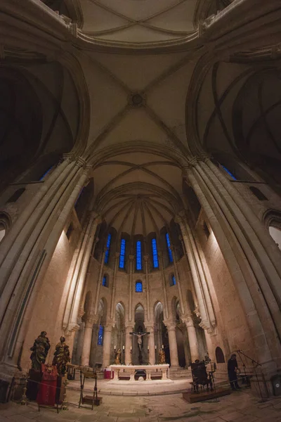 Geceleri antik bir Portekiz manastırının mihrabında