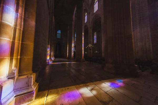 Eski bir Portekiz manastırının salonundaki vitraylı camların ışıkları