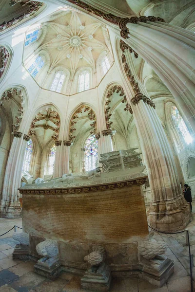 Eski bir Portekiz manastırında kralların mezarlarıyla sınırlı.