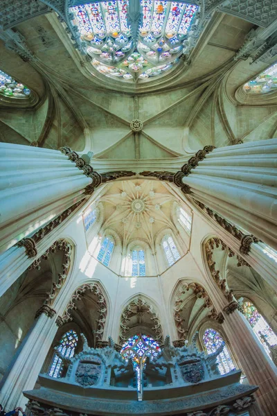 Geceleyin antik bir Portekiz manastırının salonunda.