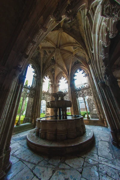 Pórtico Con Una Fuente Patio Antiguo Monasterio Portugal Con Fachada — Foto de Stock