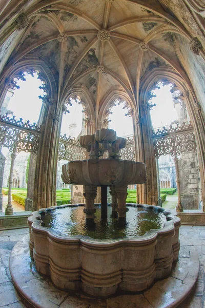 Pórtico Con Una Fuente Patio Antiguo Monasterio Portugal Con Fachada —  Fotos de Stock