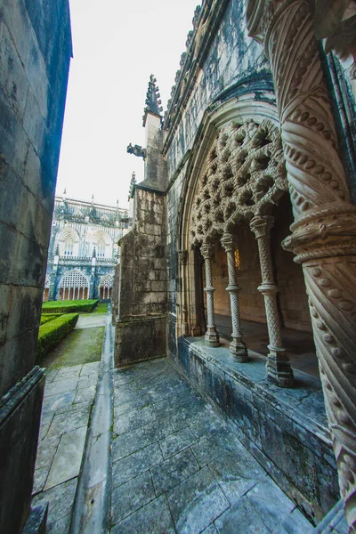 Vista Sobre Patio Antiguo Monasterio Portugal Con Fachada Llena Bajorrelieves — Foto de Stock