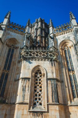 Alcobasa 'daki antik Portekiz manastırı taş çitlerin ardında.