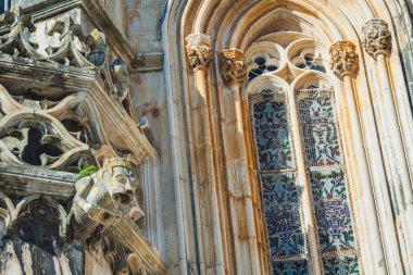 Batalha 'daki antik Portekiz manastırının heykelcikleri.