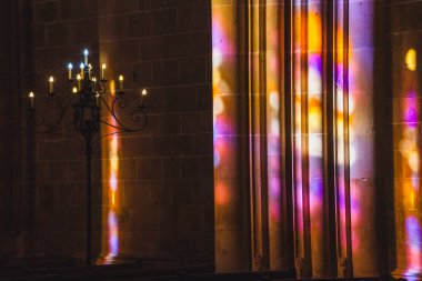 Eski bir Portekiz manastırının salonundaki Chaneliar.