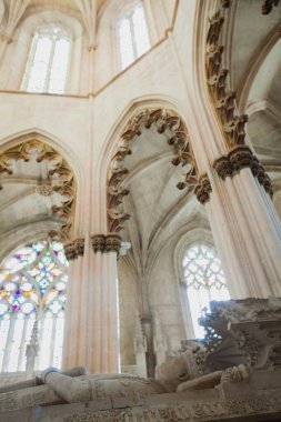 Eski bir Portekiz manastırında kralların mezarlarıyla sınırlı.